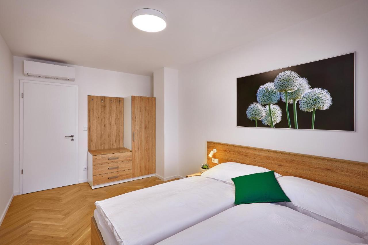 Downtown Suites Rubesova Praha Bagian luar foto