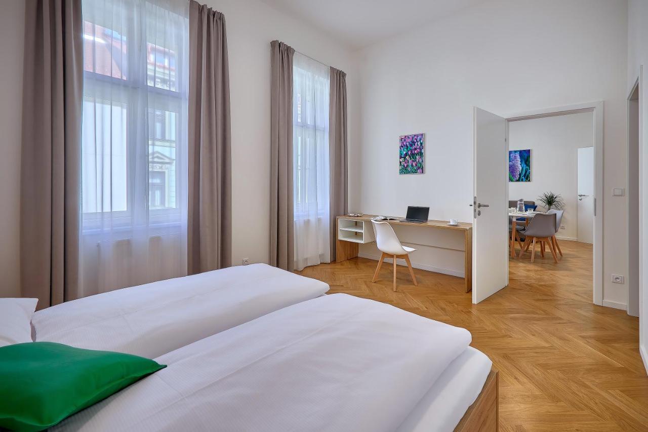 Downtown Suites Rubesova Praha Bagian luar foto