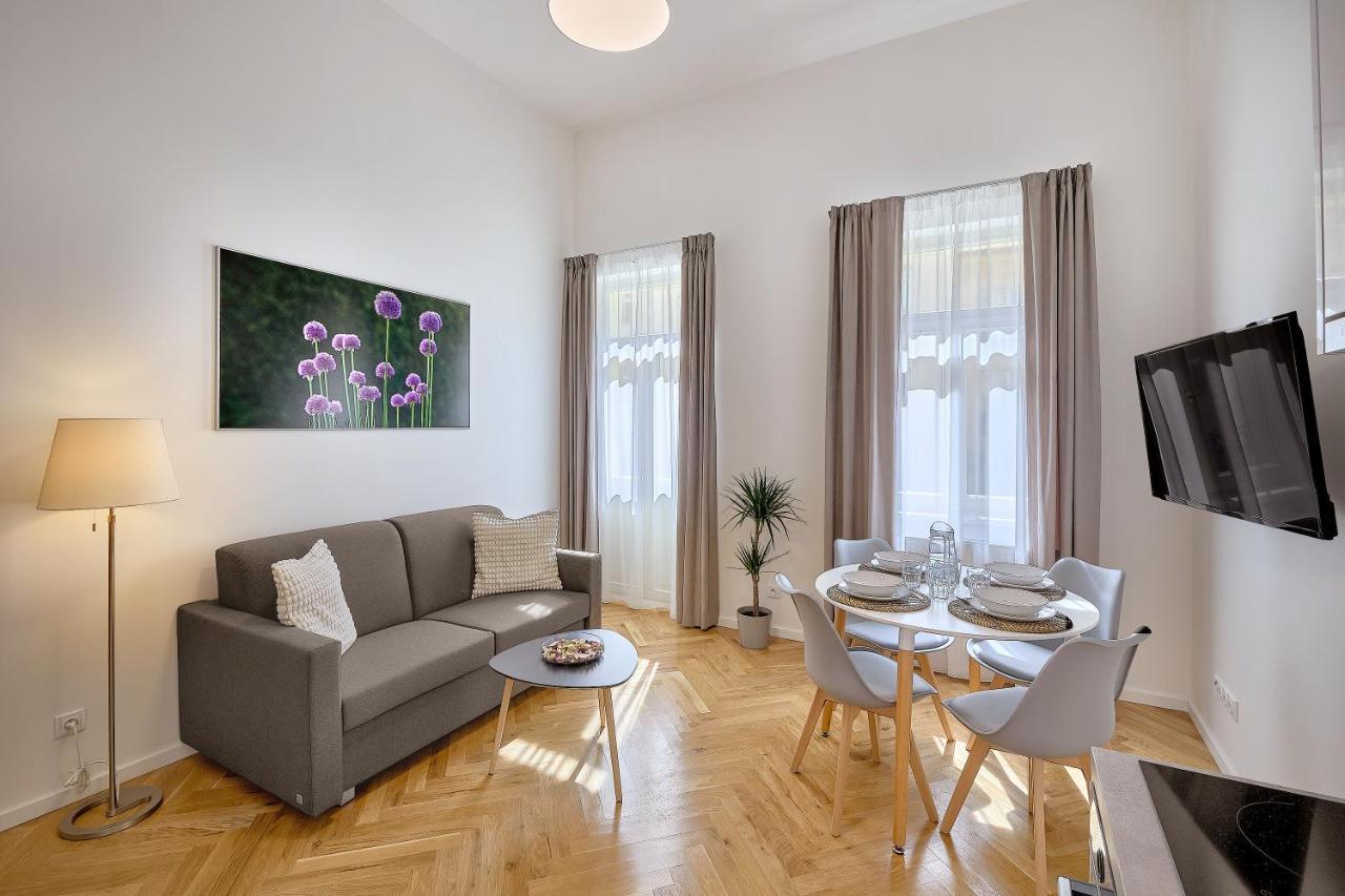 Downtown Suites Rubesova Praha Bagian luar foto