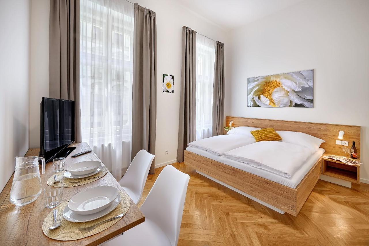 Downtown Suites Rubesova Praha Bagian luar foto